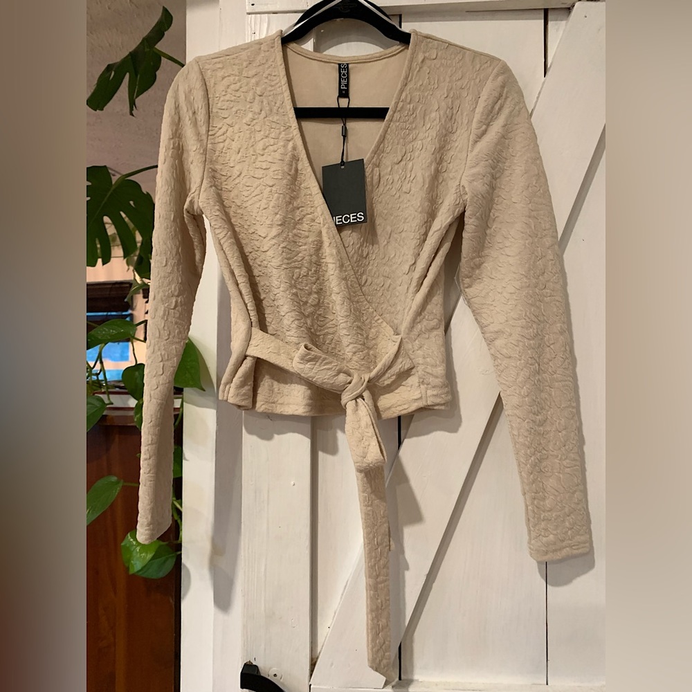 LONG SLEEVE WRAP TOP